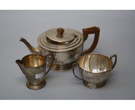 Deakin and Francis, a silver three piece tea service, each with Art Deco style handle. Birmingham 1934. 22.6 troy oz gross.