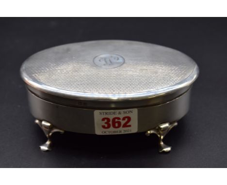 An engine turned silver oval trinket box, by&nbsp;W G Sothers &amp; Co, Birmingham 1919, 14cm long, gross weight 302g. 