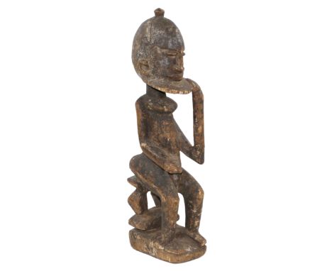 Dogon Mali sehr alte r: Ahnenfigur. Sitzende männlich Figur. Mann mit Scheibenbart. Ein Arm nach oben gerichtet. Alte Patina 