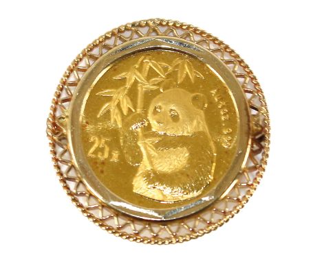 1/4 oz. Goldpanda 1995: in 14 k. Gelbgoldfassung. (Münze kann ausgefasst werden.). Leichte Oberflächenspuren. Gesamtgew. 10,5