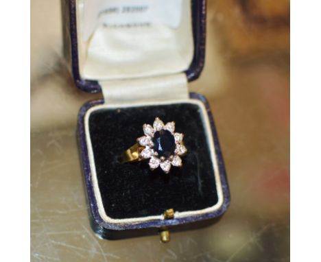 AN 18 CARAT GOLD SAPPHIRE &amp; DIAMOND CLUSTER RING    