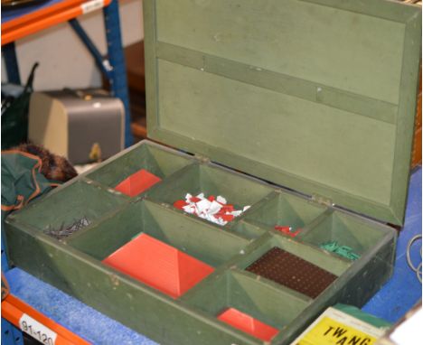 BOXED SET OF VINTAGE BAYKO MODEL BUILDING ACCESSORIES    