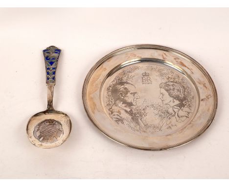 A Royal commemorative silver plate designed by Annigoni, number 1042/2000, boxed and a serving spoon by David Andersen with g