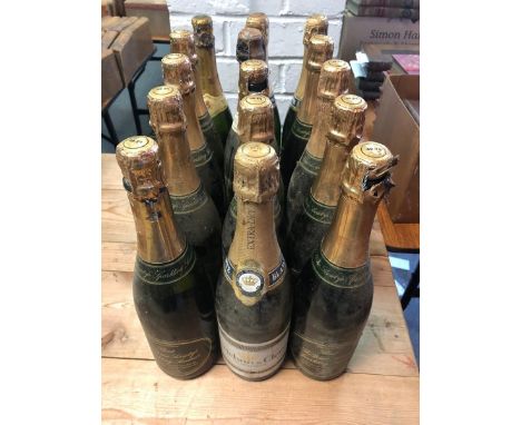 The Wine Society's Sparkling Saumur, 10 bottles and various other bottles of sparkling wine (15) 