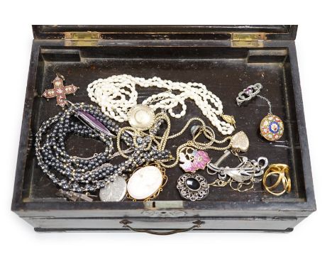 Assorted jewellery including costume, a silver brooch, an engraved yellow metal heart shaped locket, micro mosaic brooch etc.