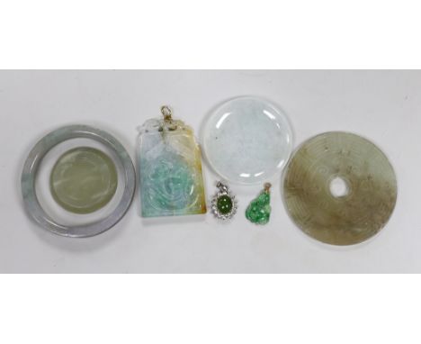 A group of Chinese jadeite or jade carvings or jewellery (7)