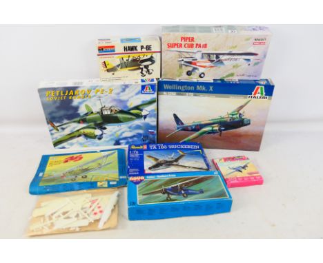 Revell - Italeri - Novo - Minicraft - Other - Eight boxed / bagged 1:72 scale military aircraft plastic model kits. Lot inclu