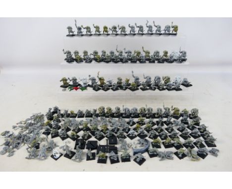 Warhammer - Citadel - Games Workshop - Over 130 plastic largely unpainted Warhammer Lizardmen figures. Majority are on bases,