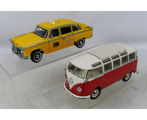 Franklin Mint - A pair of unboxed 1/24 scale diecast vehicles to include 1962 Volkswagen Microbus and Checker Cab (with lugga