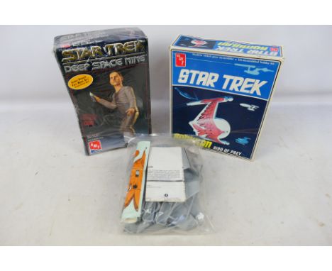 AMT - Two boxed Star Trek themed plastic model kits. Lot consists of a factory sealed so presumed to be Mint, AMT8761 Star Tr