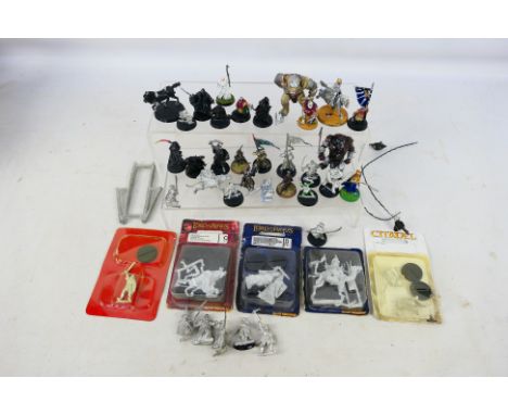 Warhammer - Games Workshop - Citadel - A collection of over 30 loose Warhammer Lord of The Rings figures with five sealed fig