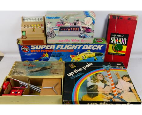 Airfix - Radotin - Other - A group of predominately boxed vintage games, toys including Airfix Super Flight Desk; a Nulli Sec