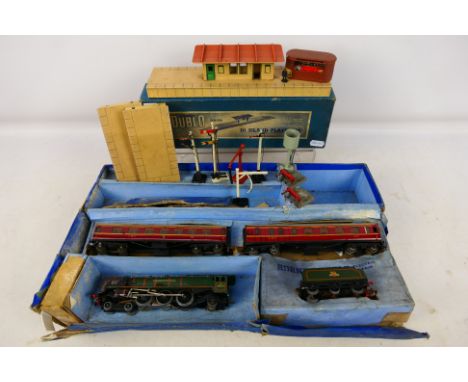 Hornby Dublo - A vintage Dublo train set. Includes a 3-rail Duchess Class 4-6-2 'Duchess of Montrose' 46232, 2 maroon coaches