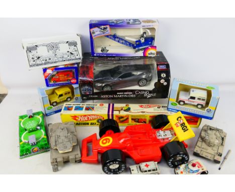 Ertl - Siku - Nikko - Hot Wheels - Other - A mixed collection of boxed diecast, a boxed RC car, plus some vintage plastic and