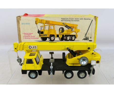 Dinky - A boxed #980 Coles Hydra Truck 150T in yellow. Item appear to be in very good condition with some minor signs of use.