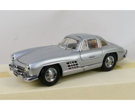 Franklin Mint - A boxed 1/24 scale 1954 Mercedes-Benz 300 SL. Item appears in overall excellent condition, housed in its orig