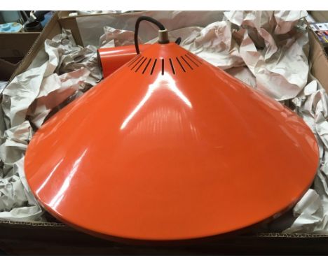 ORANGE RETRO CEILING LIGHT IN RETRACTABLE CABLE, APPROX 18" DIA 