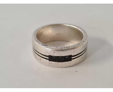 HEAVY SILVER RING WITH 3 BLUE STONES, POSSIBLY SAPPHIRE, 14.4g