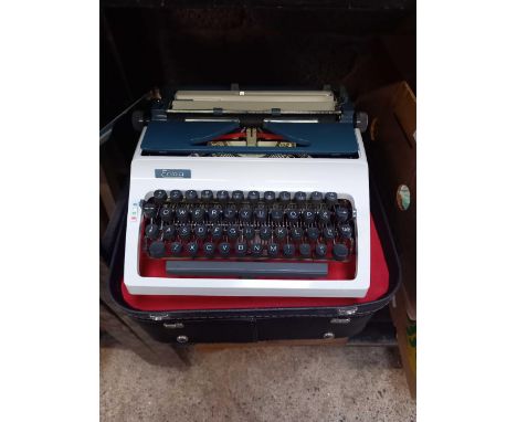 CASED PORTABLE TYPEWRITER BY ERIKA