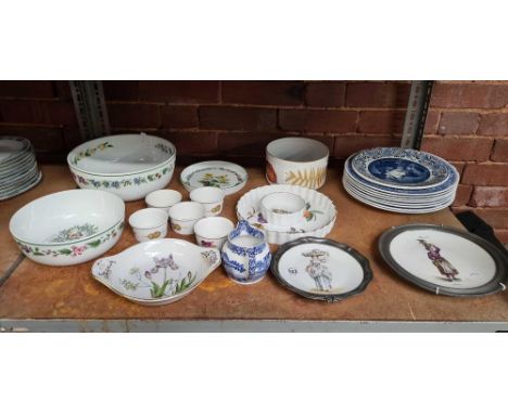 SHELF WITH CHINA BOWLS, EVESHAM PATTERN CHINA &amp; BLUE &amp; WHITE PLATES