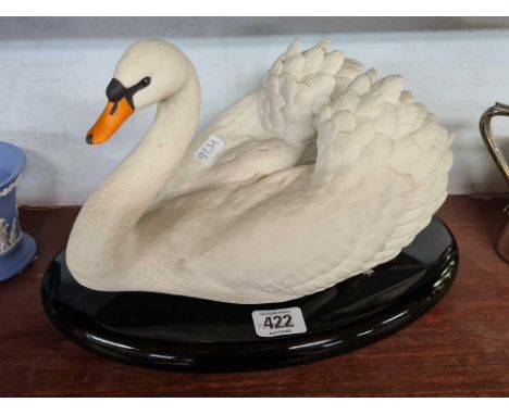 FINE BISQUE PORCELAIN FIGURINE OF THE ROYAL SWAN BY FRANKLIN MINT 1986 ON POLISHED WOOD PLINTH