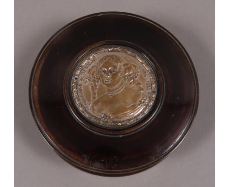 AN EARLY 19TH CENTURY FRENCH TURNED FRUITWOOD SNUFF BOX AND COVER, of circular form, the top set with a plated copper portrai