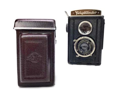 VOIGTLANDER 1453 BRILLIANT TWIN LENS REFLEX CAMERA, along with Anastigmat Skoper 1:4.5 F=7.5 cm lens, in leather carrying cas