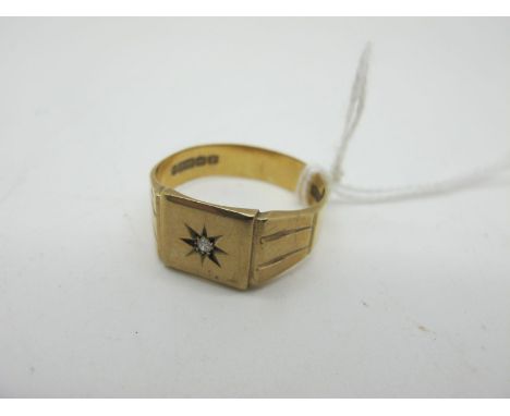 A Gent's 9ct Gold Ring, star inset to the centre, between tapering shoulders (finger size W) (4.6grams). 