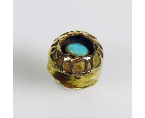 Damenring18ct GG; Goldschmiedearbeit; im Zentrum ovaler Opal; 10,8g; Ringgr. 55