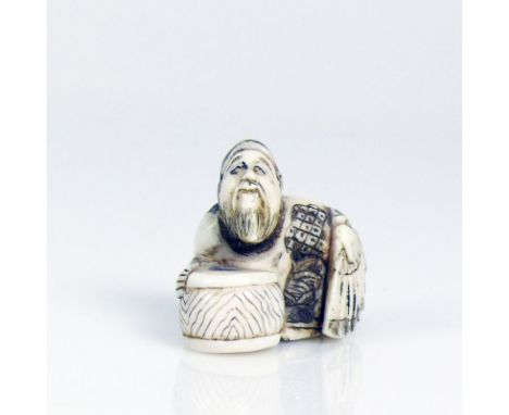 Netsuke (Japan, um 1900)kniender Mann mit Fächer und Trommel; Elfenbein; H: 3 cmNetsuke