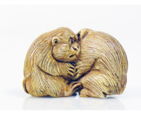 Netsuke (Japan)"2 Affen"; sitzend, zueinander gewandt; Steinzeug; H: 3,4 cm; B: 5 cmNetsuke