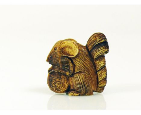 Netsuke (Japan)"Eichhörnchen mit Nuss"; wohl Walrosszahn; H: 3,5 cmNetsuke
