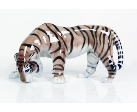 Schreitender Tiger (Rosenthal, um 1927)eine Spur aufnehmend; farbige Unterglasurmalerei; Entwurf: Hermann Geibel (1889 Freibu