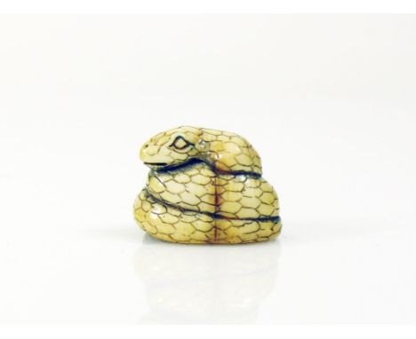 Netsuke (Japan)"Schlange"; zusammengeringelt; Elfenbein; Bodenunterseite sign.; H: 2 cmNetsuke