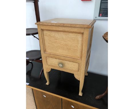 A 1930s light oak sewing box and contents including various thread, bobbins etc. 