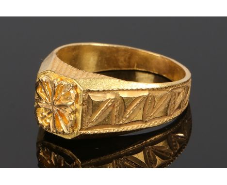 High carat gold ring, Pakistan, with a flower head in gold, 10.3 grams, ring size W