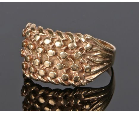 9 carat gold keepers ring, of typical form, 7.1 grams, ring size X