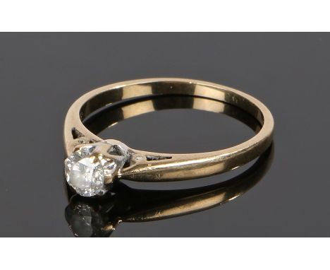 9 carat gold diamond set ring, with a 0.33 carat diamond to the head, ring size P