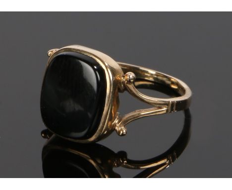 9 carat gold signet ring, the V form shoulders with rectangular onyx to the head, ring size O