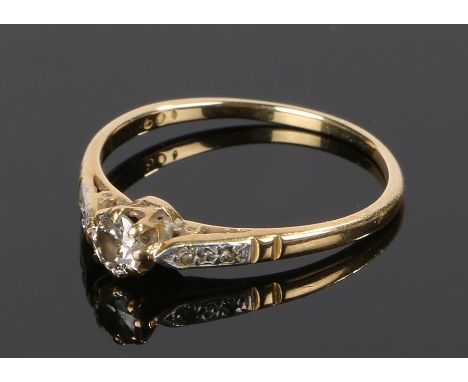 18 carat gold diamond set ring, with a round cut diamond to the head and two diamonds to either shoulder, ring size O