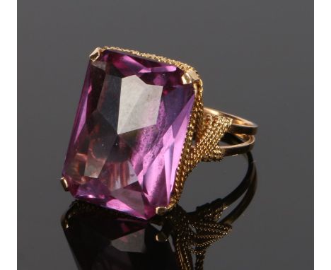 Maltese amethyst set ring, with a facetted amethyst set into rope twist shoulder, ring size N  