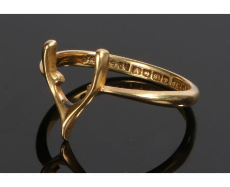 18 carat gold ring, the head formed as a wish bone, 2.2 grams, ring size M