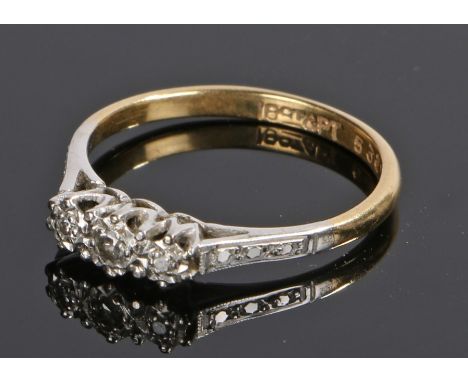 18 carat gold diamond set ring, with three round cut diamonds to the head, ring size 