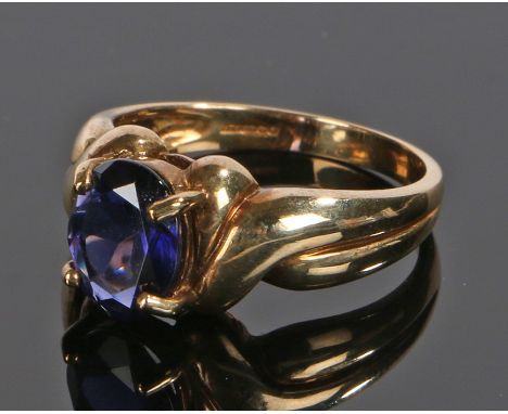 9 carat gold ring, the shoulders with twist to the head and amethyst, ring size N