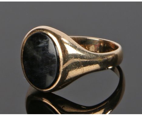  9 carat gold signet ring, with onyx matrix, ring size M