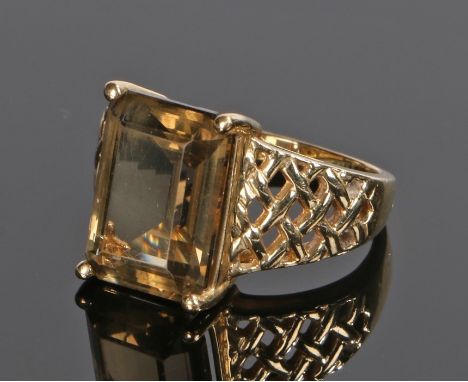 9 carat gold smoky quartz ring, the emerald cut quartz with lattice shoulders, ring size P