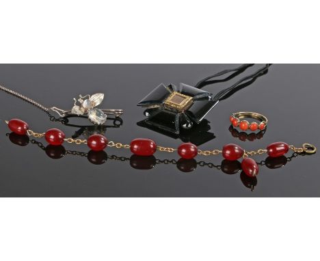 Jewellery, to include an insect brooch, a cherry Bakelite amber bracelet, a coral ring and a pendant, (4)