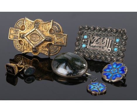 Collection of jewellery, to include a Middle Eastern brooch, a gilt metal Celtic design brooch, a moss agate example, two ena