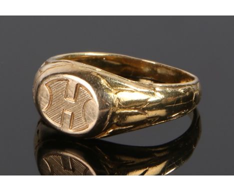 Gold signet ring, with an H to the head, 7.8 grams, ring size R