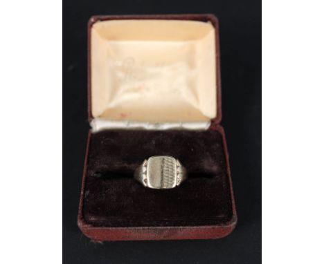 A 9ct gold gents signet ring, size S